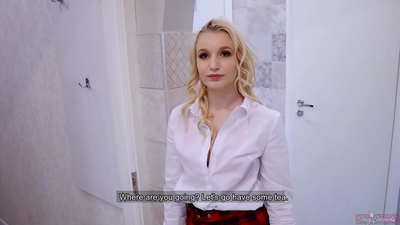 Νεαρή φοιτήτρια απατά το αγόρι της με τον φίλο του | POV και σπέρμα στο μουνί της!